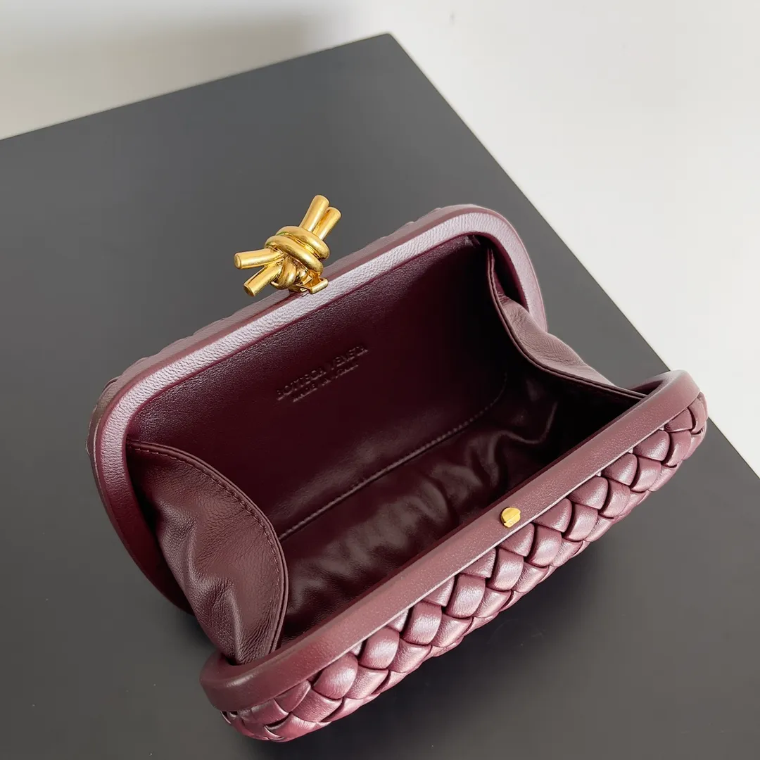 Batch 1860 BV Knot | The classic return of the evening bag. Original leather ➕ Stainless steel hardware ➕ 24k real gold plating ➕ Fully handmade. Those who know the history of our brand should have heard that the knot is a story of Bottega Veneta, and it is also one of the more important design elements. Matthieu Blazy's work this season sublimates Knot's classics, with a new knot design and a woven shoulder strap, plus Fouland Intreccio's weaving technology, adding some fashion to the retro and nostalgic feel of the past. Style number: 717622 Size: 20.5*6*12.5
